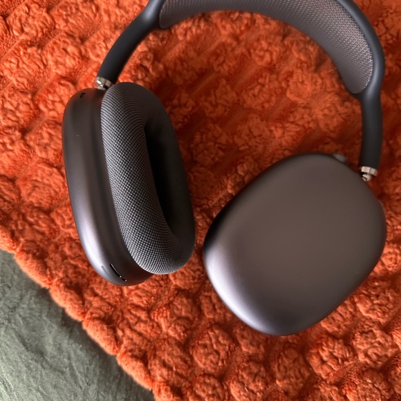 Apple AirPod Max’s - Picture 7 of 8